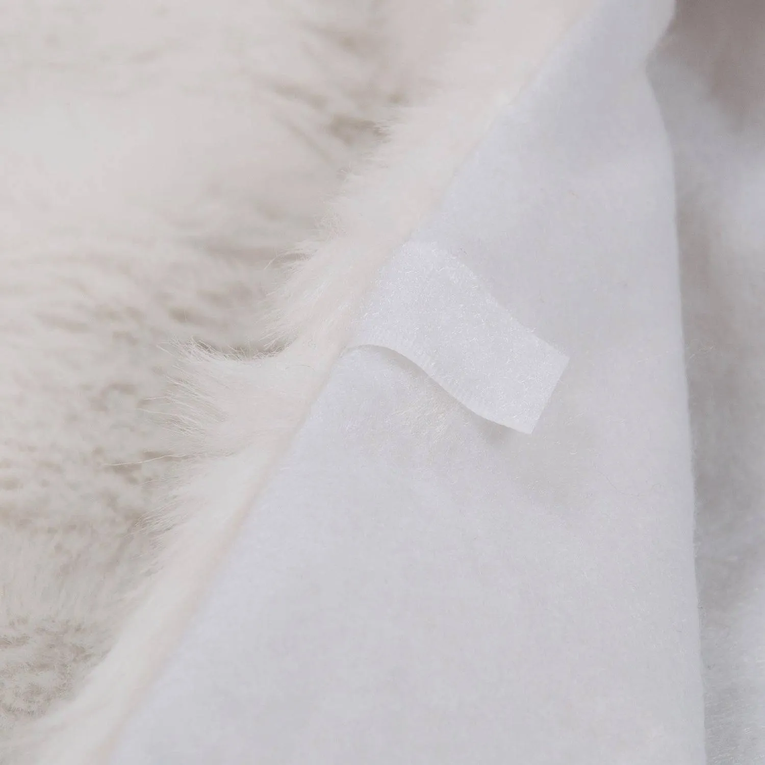 Elegant White Plush Christmas Tree Skirt – Soft, Luxurious, and Perfect for Holiday Decor!