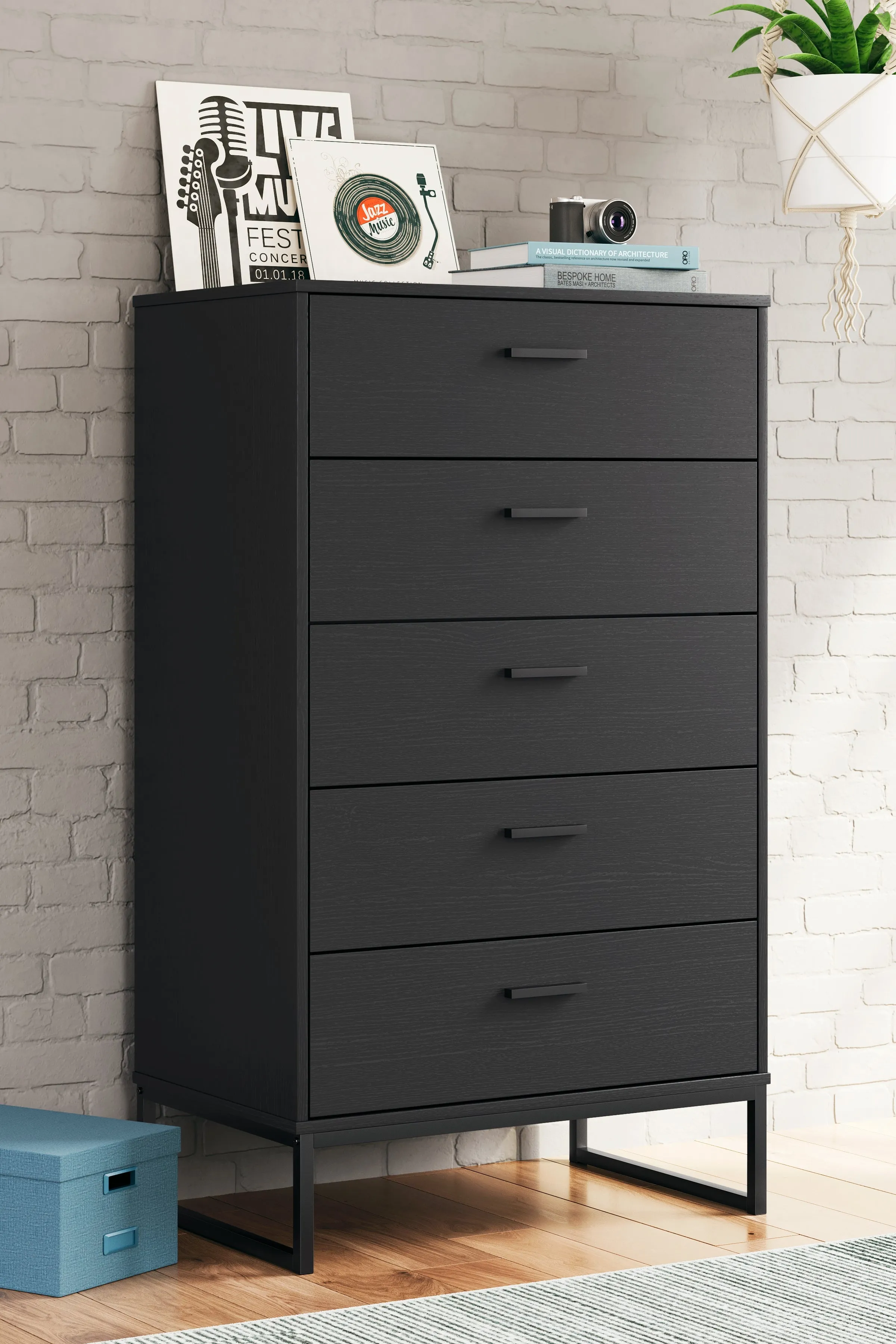 Socalle Queen Platform Bed with Dresser and Chest in Black
